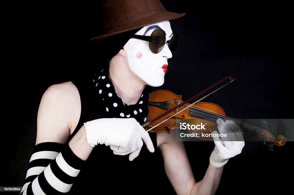 mime jouant sur petit violon dans lunettes de soleil - Photo de Acteur libre de droits