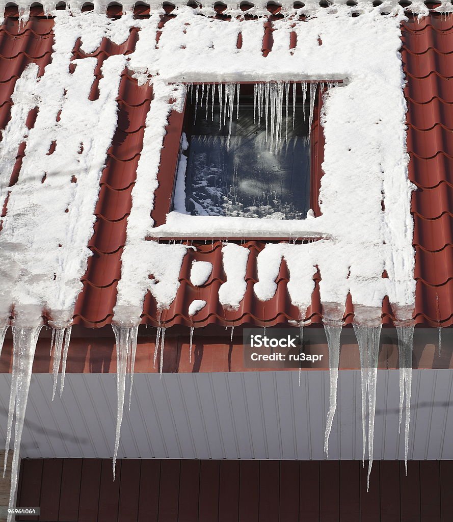icicles na construção de telhado em dia de inverno - Royalty-free Fotografia - Imagem Foto de stock