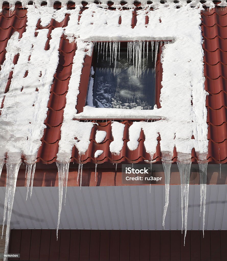 icicles на крыше здания в зимний день - Стоковые фото Без людей роялти-фри