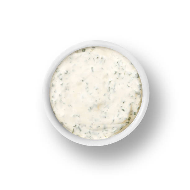 condimento ranch in tazza isolato su bianco - condimento per insalata foto e immagini stock