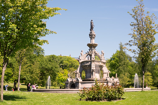 Families with children enjoying sunny weather near the Stewart memorial fountain in the Kelvingrove Park of Glasgow, Scotland, UK