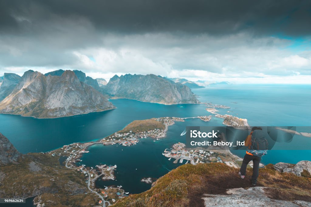 Alpinista, olhando para a vista de Reine em Lofoten, Noruega - Foto de stock de Lofoten royalty-free