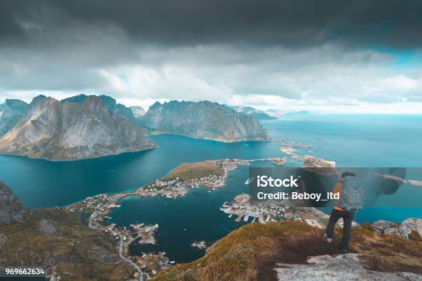 Foto de Alpinista Olhando Para A Vista De Reine Em Lofoten Noruega e mais fotos de stock de Lofoten