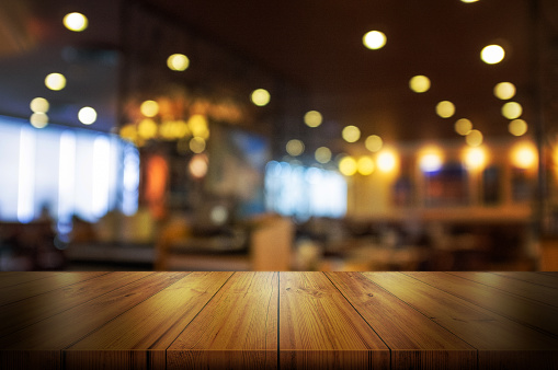 Mesa de madera vacía superior con desenfoque de fondo interior de cafetería o restaurante. photo