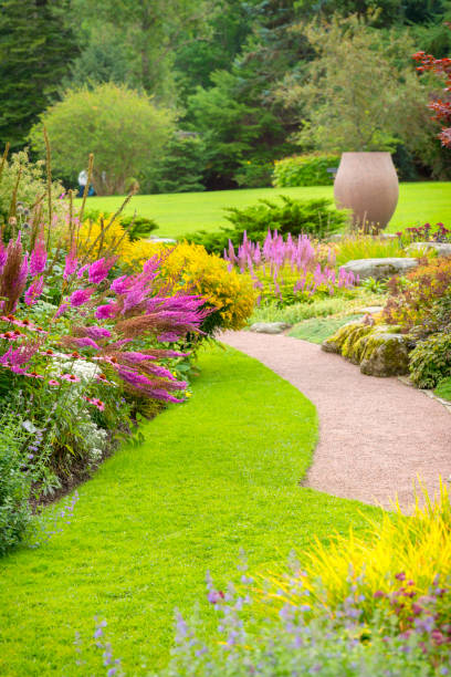 kwietniki i trawnik w ogrodzie botanicznym - garden path lawn formal garden flower bed zdjęcia i obrazy z banku zdjęć