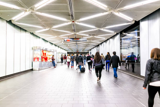 풀턴에 세계 무역 센터 뉴욕 지하철 역에는 쏟아지는 교통 허브에서 사람들이 출퇴근, 전송 경로 회관, 방향에서 걷기 - fulton market 뉴스 사진 이미지