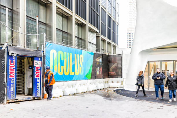 persone che entrano in porte presso l'hub di trasporto oculus presso la stazione della metropolitana world trade center di new york, costruzione, ingresso freddo esterno all'edificio - fulton market foto e immagini stock