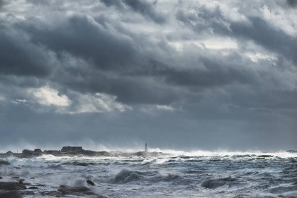 phare de l’océan turbulent - lighthouse scenics winter peggys cove photos et images de collection