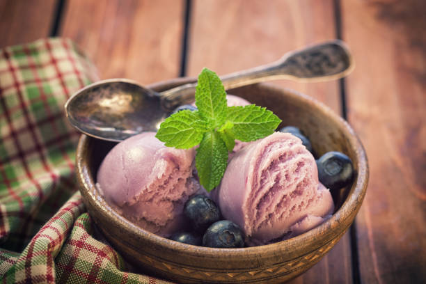 сладкое домашнее мороженое из черники - raspberry ice cream close up fruit mint стоковые фото и изображения