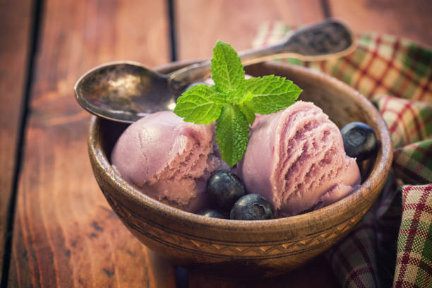 달콤한 홈메이드 블루베리 아이스크림 - raspberry ice cream close up fruit mint 뉴스 사진 이미지