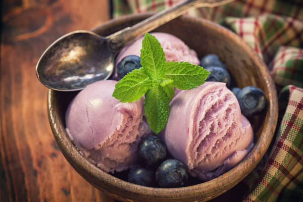 сладкое домашнее мороженое из черники - raspberry ice cream close up fruit mint стоковые фото и изображения