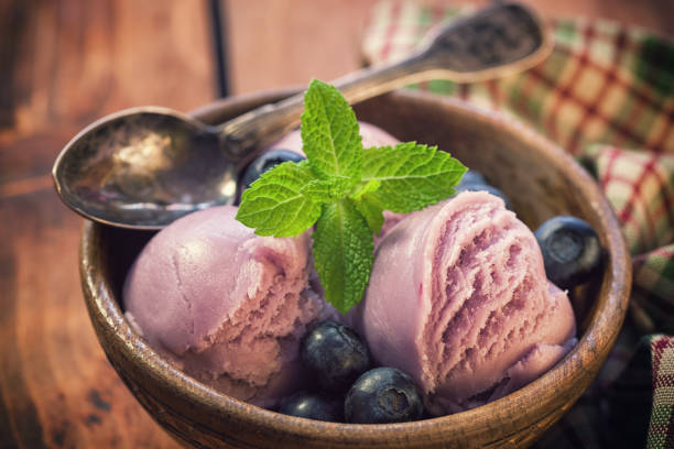 달콤한 홈메이드 블루베리 아이스크림 - raspberry ice cream close up fruit mint 뉴스 사진 이미지