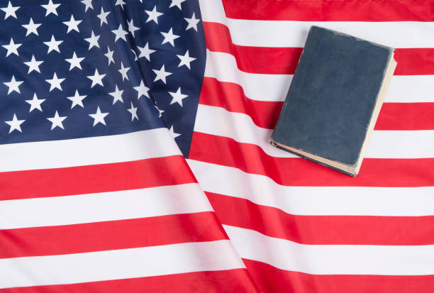 bandiera americana con costituzione degli stati uniti o sacra bibbia. - bible usa voting american flag foto e immagini stock