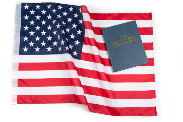 bandiera americana con costituzione degli stati uniti o sacra bibbia. - bible usa voting american flag foto e immagini stock