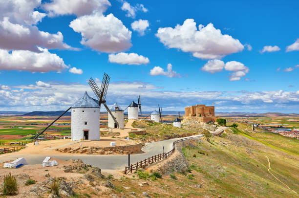 mulini a vento e fortezza vintage a consuegra - la mancha foto e immagini stock