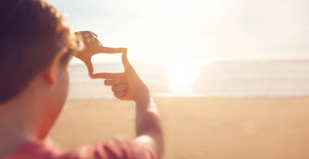 planowanie przyszłości, ręce wykonujące gest ramki ze wschodem słońca w lecie morza - focus finger frame frame human hand zdjęcia i obrazy z banku zdjęć
