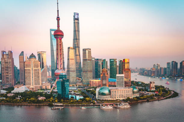 shanghai, china - modern skyline - rio huangpu imagens e fotografias de stock