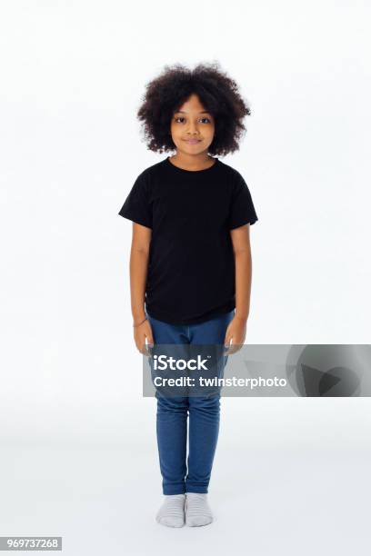 Bambino Afroamericano Preadolescente In Stile Casual Fermo Su Sfondo Bianco - Fotografie stock e altre immagini di Bambino