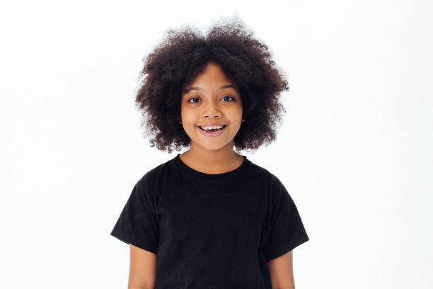 niños afroamericanos lindo y feliz sonriendo y riendo aislado sobre fondo blanco - t shirt child white portrait fotografías e imágenes de stock