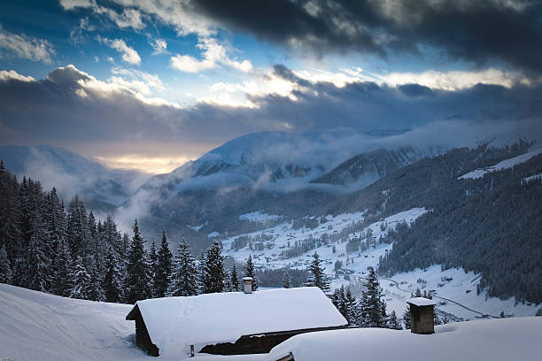 sera d'inverno affacciato sulla valle nelle alpi - davos apres ski snow sunlight foto e immagini stock