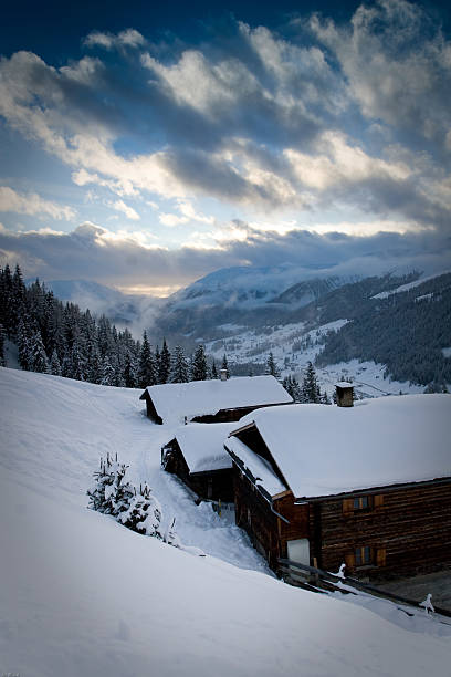 montagna di sera - davos apres ski snow sunlight foto e immagini stock