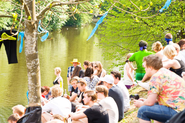 espectadores na universidade verão canoa remando concorrência - sweden summer swimming lake - fotografias e filmes do acervo