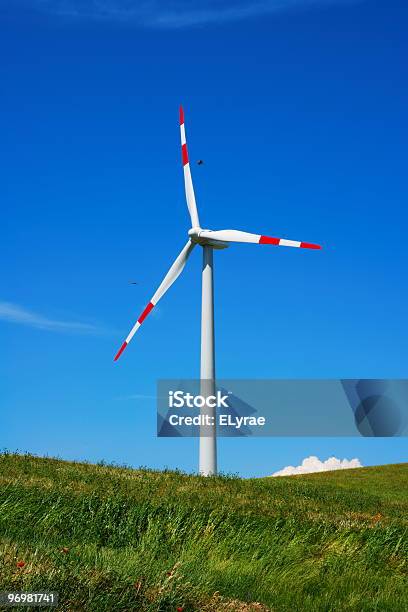 Foto de Lonely Turbina Eólica e mais fotos de stock de Agricultura - Agricultura, Ajardinado, Campo