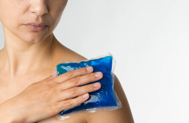 kühles gel-packung auf frau schulter - ice women ice pack physical injury stock-fotos und bilder