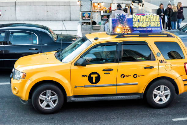 曼哈頓中城紐約市紐約與街道路, 黃色計程車駕駛室汽車在交通, 海綿寶寶音樂廣告 - times square billboard 個照片及圖片檔