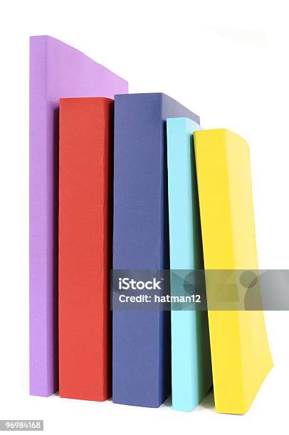 Linha De Livros Coloridos Livro De Capa Mole - Fotografias de stock e mais imagens de Amarelo - Amarelo, Aprender, Azul