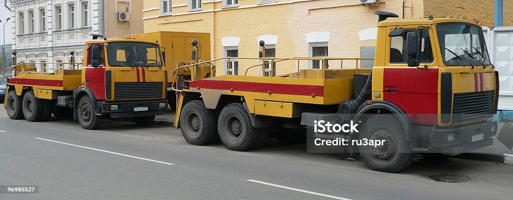 Rote Gelbes Lkw auf der asphaltierten Straße im Notfall - Lizenzfrei Bildkomposition und Technik Stock-Foto