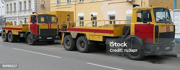 Rote Gelbes Lkw Auf Der Asphaltierten Straße Im Notfall Stockfoto und mehr Bilder von Bildkomposition und Technik