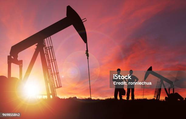 Puesta De Sol Sobre Pumpjack Silueta Con Copia Espacio Foto de stock y más banco de imágenes de Petróleo