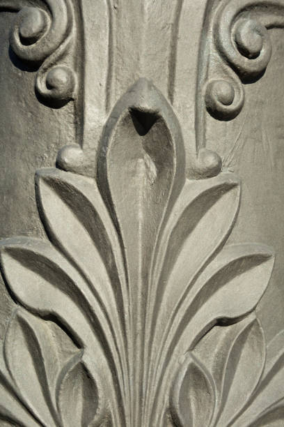 detalhe da decoração esculpida em lâmpadas de rua de ferro na cidade de barcelona, espanha. - acanthus pattern - fotografias e filmes do acervo