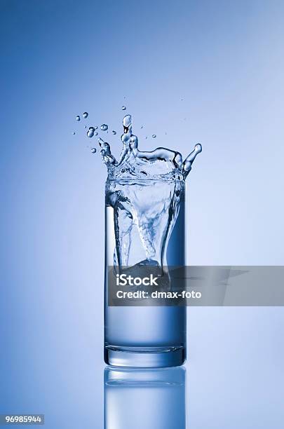 Foto de Mergulhe Em Uma Taça e mais fotos de stock de Azul - Azul, Bebida, Borrifo