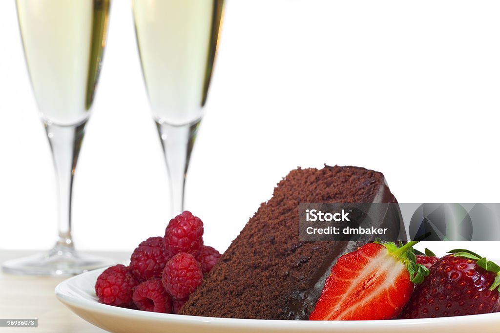 Champagne, gâteau au chocolat, framboises et fraises - Photo de Champagne libre de droits