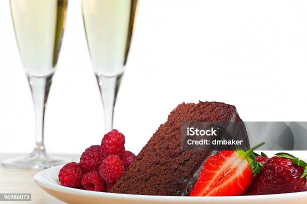 Photo libre de droit de Champagne Gâteau Au Chocolat Framboises Et Fraises banque d'images et plus d'images libres de droit de Champagne