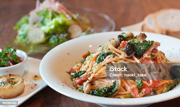Spaghetti Mit Tomatensauce Stockfoto und mehr Bilder von Nudeln - Nudeln, Speck, Spinat