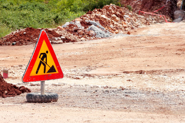 Road works sign for construction works, road, pavement construction. Traffic, warning sign road repairing, road maintenance. Red, black, yellow triangle road sign work. Reconstruction, infrastructure. trabajos en carretera firme para obras de construcción, carretera, construcción de pavimento. tráfico, advertencia carretera signo de reparación, mantenimiento de carreteras. rojo, negro, amarillo triángulo carretera signo funciona. reconstrucción, i