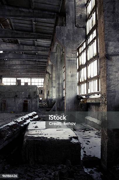 Verlassenen Industrielle Innenraum Stockfoto und mehr Bilder von Alt - Alt, Angeschlagen, Arbeitsstätten
