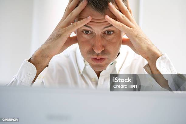 Uomo Stressato - Fotografie stock e altre immagini di Hot desking - Hot desking, Ufficio, Adulto