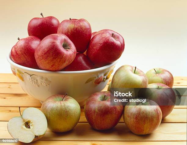 Manzanas Sobre Una Mesa Foto de stock y más banco de imágenes de Alimento - Alimento, Aperitivo - Bebida alcohólica, Caja