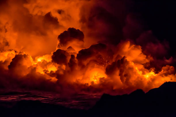 Hawaii volcanoes national park lava Burning lava and fire flowing into the sea from the Kilauea Volcanic eruption in Hawaii on the Big Island kīlauea volcano photos stock pictures, royalty-free photos & images