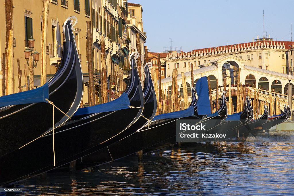 Gondolas перед Мост Риальто Венеция - Стоковые фото Передвижной парк развлечений роялти-фри