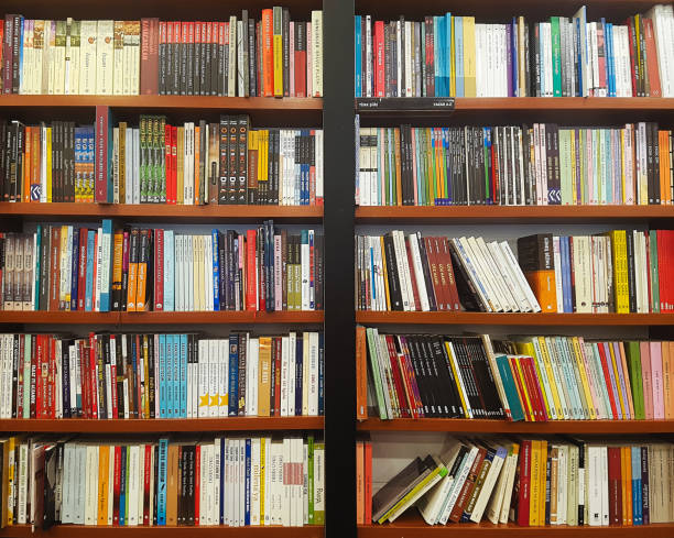 magasin de livre traditionnel à istanbul - titre de livre photos et images de collection