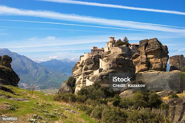 Monasterio En La Parte Superior De Rock Foto de stock y más banco de imágenes de Abadía - Abadía, Aire libre, Aislado