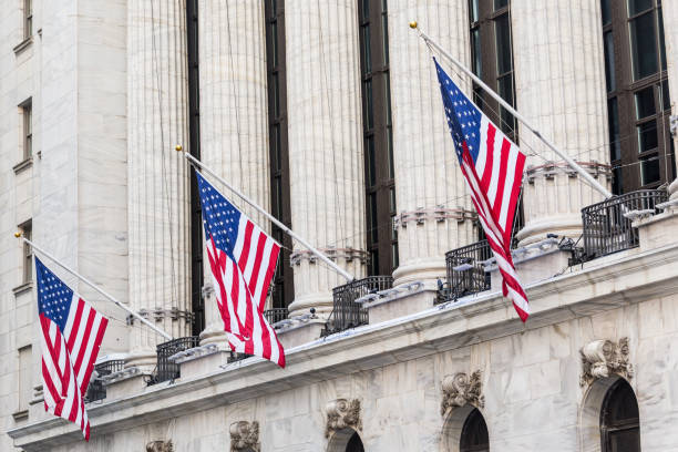 bandeiras americanas no exterior da bolsa de nova york, wall street, baixem de manhattan, nova iorque, eua. - new york stock exchange - fotografias e filmes do acervo