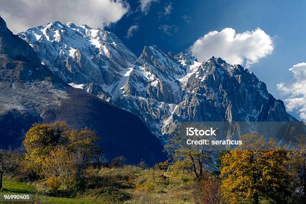 Foto de Montanhas De Abruzzo e mais fotos de stock de Abruzzo - Abruzzo, Amarelo, Arbusto