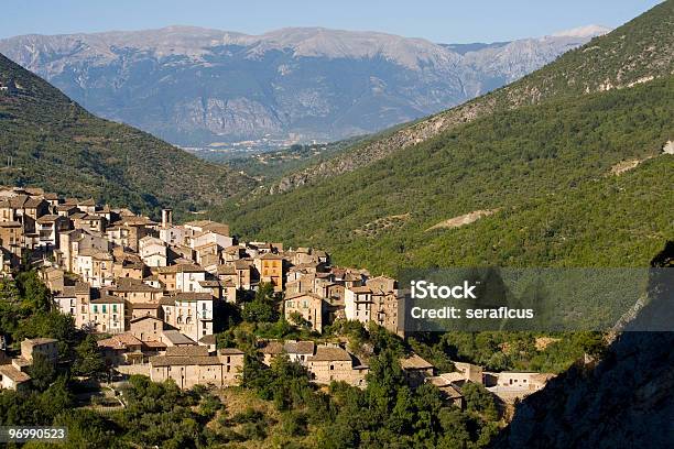 Foto de Anversa Degli Abruzzi e mais fotos de stock de Abruzzo - Abruzzo, Azul, Cidade pequena