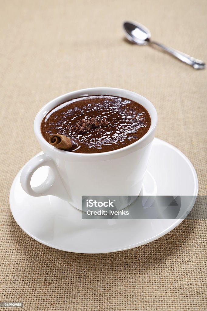 chocolate quente no pires e a xícara branca, com uma colher - Foto de stock de 100 por cento royalty-free